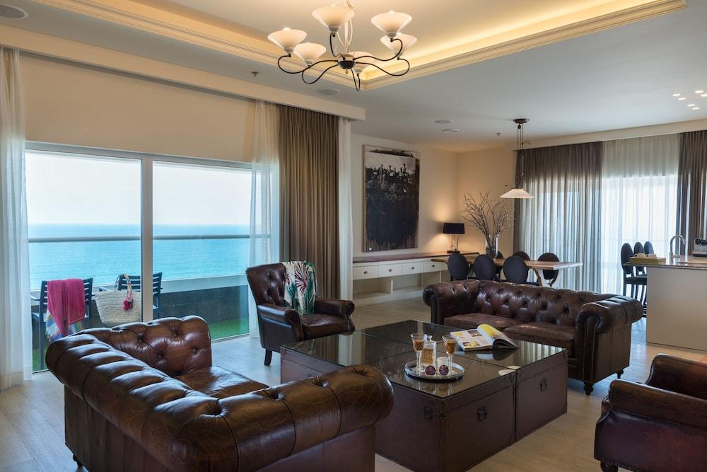 Herods Tel Aviv By The Beach Экстерьер фото A living room in a luxury apartment