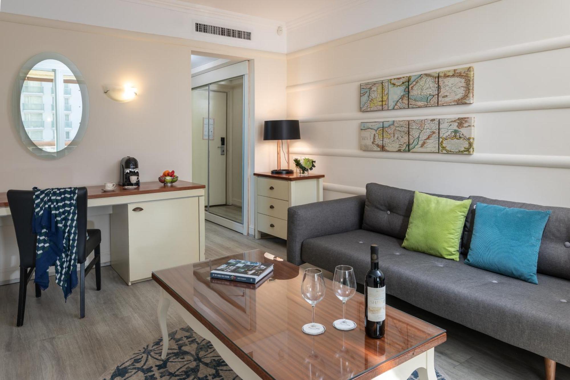 Herods Tel Aviv By The Beach Экстерьер фото A living room in a hotel