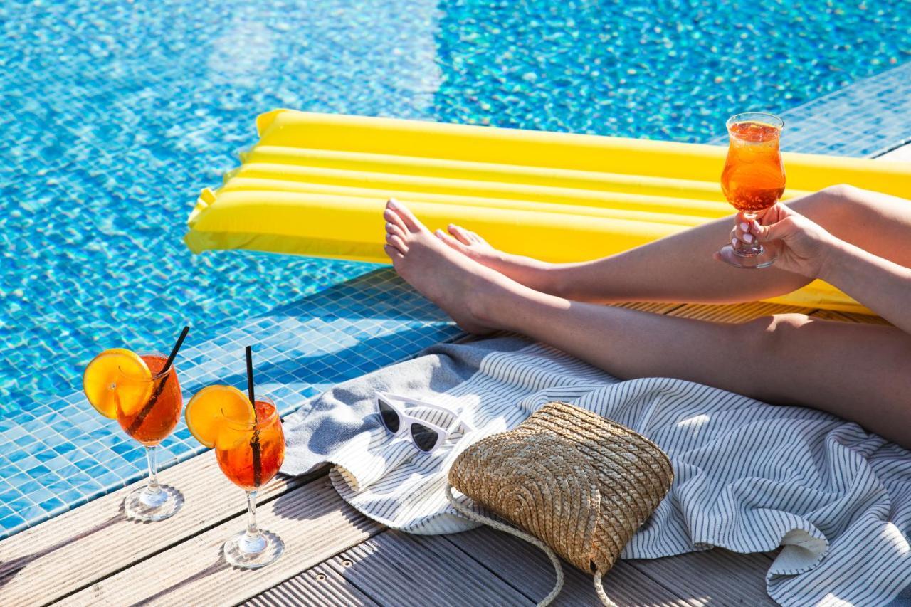 Herods Tel Aviv By The Beach Экстерьер фото A woman relaxing by a pool
